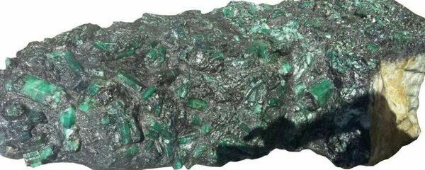 This photo released by the Bahia Mineral Cooperative shows a 4.3-foot tall emerald weighing more than 600 pounds in Bahia, Brazil, Monday, May 22, 2017. This photo released by the Bahia Mineral Cooperative shows a 4.3-foot tall emerald weighing more than 600 pounds in Bahia, Brazil, Monday, May 22, 2017. - Sputnik International