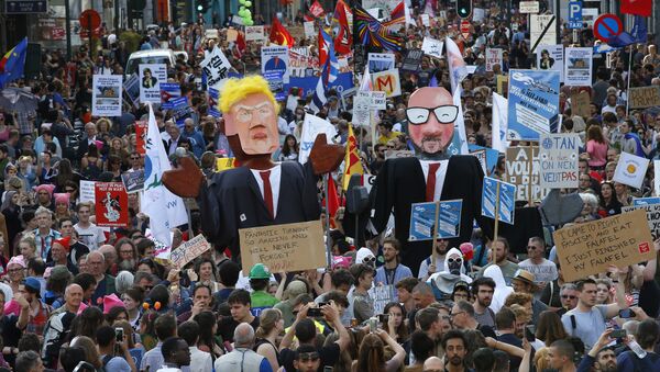 Protesters carry effigies of US President Donald Trump and Belgian PM Charles Michel during a demonstration in the center of Brussels on Wednesday, May 24, 2017 - Sputnik International