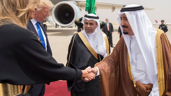 Saudi Arabia's King Salman bin Abdulaziz Al Saud shakes hands with first lady Melania Trump during a reception ceremony in Riyadh, Saudi Arabia, May 20, 2017. - Sputnik International