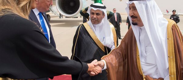 Saudi Arabia's King Salman bin Abdulaziz Al Saud shakes hands with first lady Melania Trump during a reception ceremony in Riyadh, Saudi Arabia, May 20, 2017. Saudi Arabia's King Salman bin Abdulaziz Al Saud shakes hands with first lady Melania Trump during a reception ceremony in Riyadh, Saudi Arabia, May 20, 2017. - Sputnik International