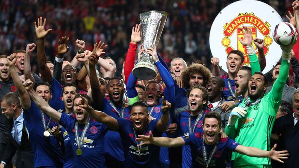 Manchester United's Wayne Rooney and team mates celebrate with the trophy after winning the Europa League - Sputnik International