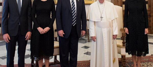Pope Francis poses with US President Donald Trump (C) his wife Melania (R), Jared Kushner (L) and Ivanka Trump during a private audience at the Vatican, May 24, 2017. - Sputnik International
