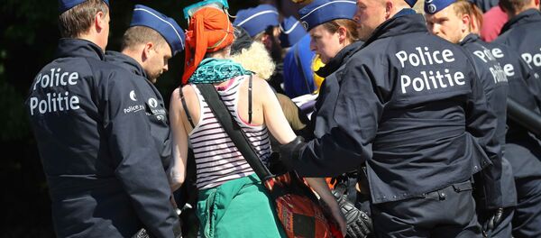 Demonstrators are led away by police during a protest against a NATO summit in Brussels, Belgium - Sputnik International