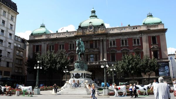 The National Museum of Serbia in Belgrade, with the monument to Mihailo Obrenovic, Prince of Serbia, seen in the center. - Sputnik International