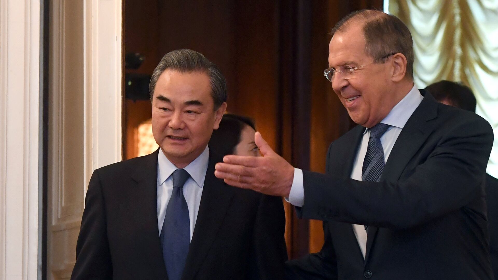 Russian Foreign Minister Sergei Lavrov (R) and his Chinese counterpart Wang Yi enter a hall during a meeting in Moscow  - Sputnik International, 1920, 18.09.2023