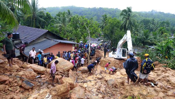Sri Lankans watch military rescue efforts at the site of a landslide at Bellana village in Kalutara district, Sri Lanka, Friday, May 26, 2017. - Sputnik International