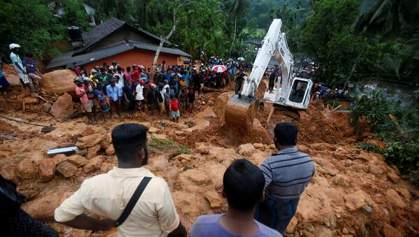 People gather during a rescue mission at the site of a landslide in Bellana village in Kalutara, Sri Lanka May 26, 2017 - Sputnik International