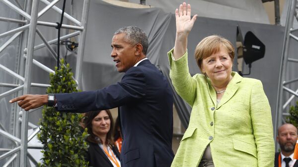 German Chancellor Angela Merkel and former U.S. President Barack Obama wave at the end of a discussion at the German Protestant Kirchentag in front of the Brandenburg Gate in Berlin, Germany, May 25, 2017 - Sputnik International