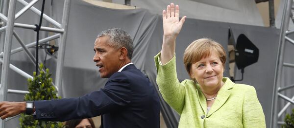 German Chancellor Angela Merkel and former U.S. President Barack Obama wave at the end of a discussion at the German Protestant Kirchentag in front of the Brandenburg Gate in Berlin, Germany, May 25, 2017 - Sputnik International