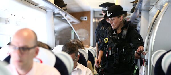 Armed police officers walk along the aisle of a train at Milton Keynes station, Britain May 25, 2017 Armed police officers walk along the aisle of a train at Milton Keynes station, Britain May 25, 2017 - Sputnik International
