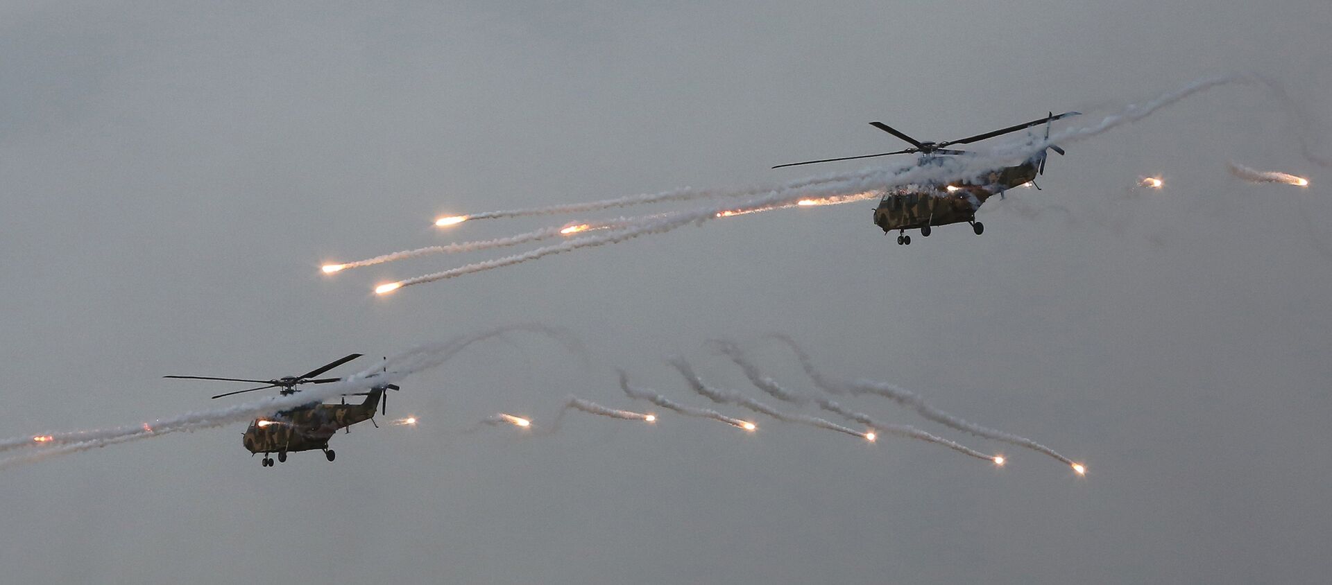South Korean army Surion helicopters fire flares during a South Korea-U.S. joint military live-fire drills at Seungjin Fire Training Field in Pocheon, South Korea, - Sputnik International, 1920, 18.03.2021