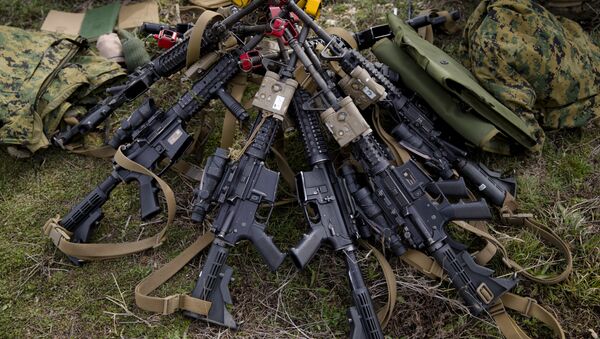Assault rifles belonging to US Marines are piled on the ground - Sputnik International
