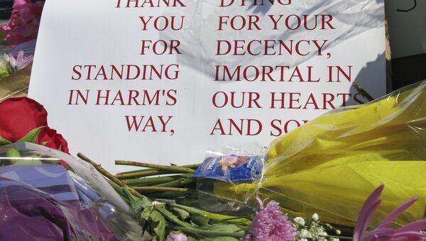 a memorial outside the transit center in Portland, Ore. on Saturday, May 27, 2017, for two bystanders who were stabbed to death Friday, while trying to stop a man who was yelling anti-Muslim slurs and acting aggressively toward two young women - Sputnik International