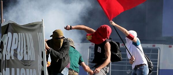 Demonstrators clash with riot police officers during a protest against President Michel Temer and the latest corruption scandal to hit the country, in Brasilia, Brazil, May 24, 2017 - Sputnik International