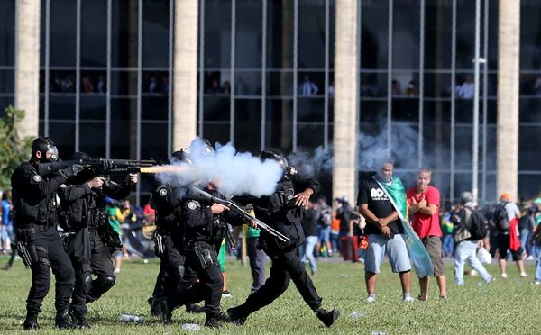 Riot police officers clash with demonstrators during a protest against President Michel Temer and the latest corruption scandal to hit the country, in Brasilia, Brazil, May 24, 2017 - Sputnik International