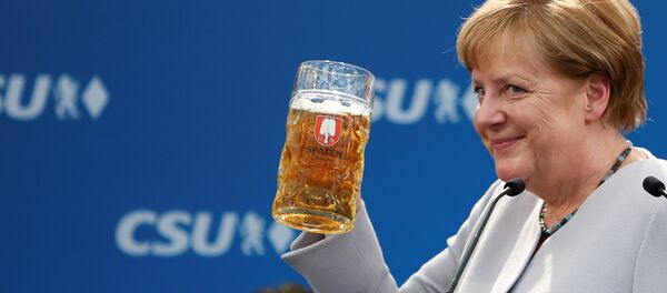 German Chancellor and head of the Christian Democratic Union (CDU) Angela Merkel toasts during the Trudering festival in Munich, Germany, May 28, 2017 - Sputnik International