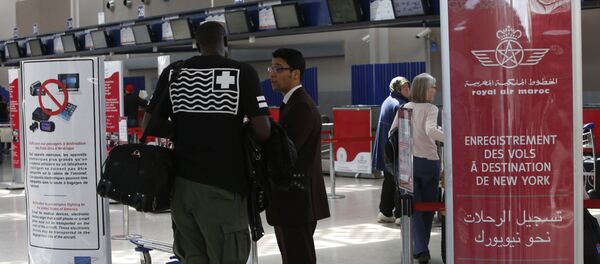Airport staff inform passengers at the entrance to the Casablanca - New York flight checkpoint at Casablanca Mohammed V International Airport on Thursday, March 29, 2017 Airport staff inform passengers at the entrance to the Casablanca - New York flight checkpoint at Casablanca Mohammed V International Airport on Thursday, March 29, 2017 - Sputnik International
