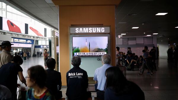 People watch a television broadcasting a news report on North Korea firing what appeared to be a short-range ballistic missile, at a railway station in Seoul, South Korea, May 29, 2017 - Sputnik International