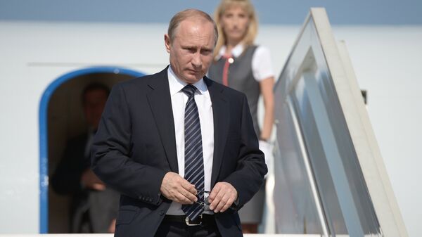 Russian President Vladimir Putin descends from the plane. File photo - Sputnik International