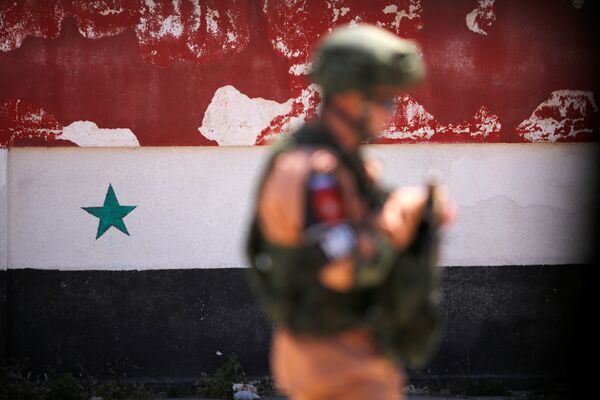 A Russian soldier stands guard near a Syrian national flag drawn on the wall as rebel fighters and their families evacuate the besieged Waer district in the central Syrian city of Homs, after an agreement reached between rebels and Syria's army, Syria May 21, 2017 A Russian soldier stands guard near a Syrian national flag drawn on the wall as rebel fighters and their families evacuate the besieged Waer district in the central Syrian city of Homs, after an agreement reached between rebels and Syria's army, Syria May 21, 2017 - Sputnik International