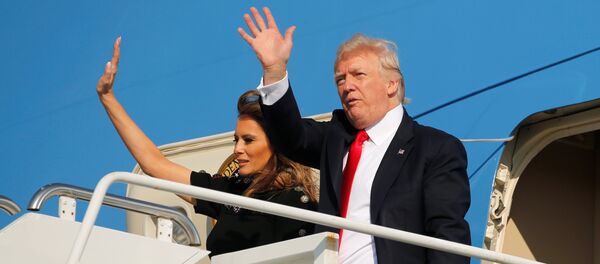 U.S. President Donald Trump and first lady Melania Trump wave outside Air Force One before returning to Washington D.C. at Sigonella Air Force Base in Sigonella, Sicily, Italy, May 27, 2017 - Sputnik International