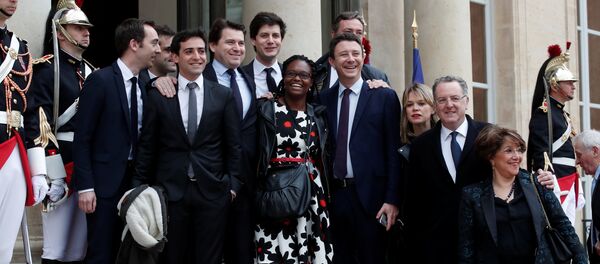 Emmanuel Macron's close team of the party's La Republique en marche (Republic on move) : Sibeth Ndiaye (C), Head of the public relations of the party, spokesman Benjamin Griveaux (C-R), Richard Ferrand, Julien Denormandie (4thL), Stephane Sejourne (2thL), Jean-Marie Girier (L), Sylvain Fort (3rdL) pose at the Elysee Palace prior to the handover ceremony for new French President Emmanuel Macron (unseen), in Paris, France, 14 May 2017 Emmanuel Macron's close team of the party's La Republique en marche (Republic on move) : Sibeth Ndiaye (C), Head of the public relations of the party, spokesman Benjamin Griveaux (C-R), Richard Ferrand, Julien Denormandie (4thL), Stephane Sejourne (2thL), Jean-Marie Girier (L), Sylvain Fort (3rdL) pose at the Elysee Palace prior to the handover ceremony for new French President Emmanuel Macron (unseen), in Paris, France, 14 May 2017 - Sputnik International