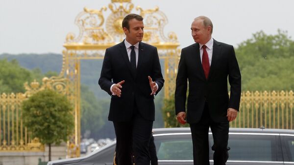 Russian President Vladimir Putin and French President Emmanuel Macron (left) meeting at the Grand Trianon of the Versailles Palace in Paris, May 29, 2017 - Sputnik International