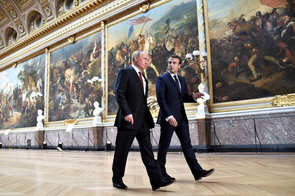 French President Emmanuel Macron (R) speaks to Russian President Vladimir Putin (L) in the Galerie des Batailles (Gallery of Battles) as they arrive for a joint press conference at the Chateau de Versailles before the opening of an exhibition marking 300 years of diplomatic ties between the two countries in Versailles, France, May 29, 2017 French President Emmanuel Macron (R) speaks to Russian President Vladimir Putin (L) in the Galerie des Batailles (Gallery of Battles) as they arrive for a joint press conference at the Chateau de Versailles before the opening of an exhibition marking 300 years of diplomatic ties between the two countries in Versailles, France, May 29, 2017 - Sputnik International