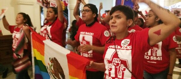 Demonstrators march in the Texas Capitol on Monday, May 29, 2017, protesting the state's newly passed anti-sanctuary cities bill in Austin, Texas. - Sputnik International