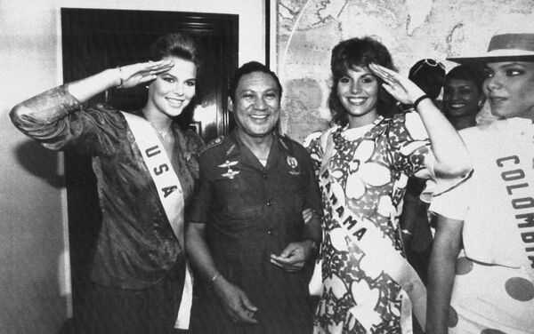 In this July 5, 1986 file photo, Miss USA, Christy Fichtner, left, and Miss Panama, Gilda Garcia Lopez, salute while flanking General Manuel Antonio Noriega in Panama City - Sputnik International