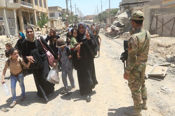 Displaced Iraqi people who fled homes during a fight between Iraqi forces and Islamic State militants in al-Zanjili neighbourhood, north of Old City district of Mosul, Iraq May 30, 2017 Displaced Iraqi people who fled homes during a fight between Iraqi forces and Islamic State militants in al-Zanjili neighbourhood, north of Old City district of Mosul, Iraq May 30, 2017 - Sputnik International