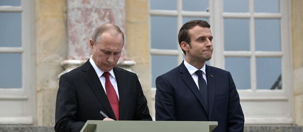 May 29, 2017. Russian President Vladimir Putin leaves an entry in the Honored Visitor Book of the National Museum of Versailles and Trianon, Versailles. Right: French President Emmanuel Macron - Sputnik International
