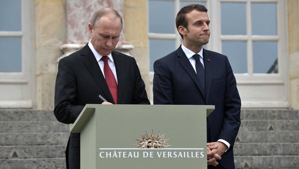 May 29, 2017. Russian President Vladimir Putin leaves an entry in the Honored Visitor Book of the National Museum of Versailles and Trianon, Versailles. Right: French President Emmanuel Macron - Sputnik International