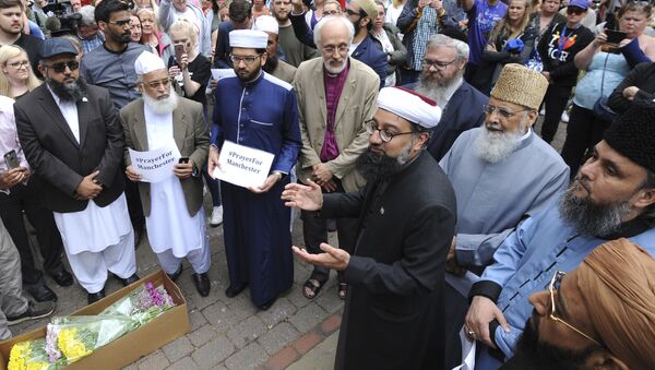 Members of the British Muslim Forum and religious leaders from Christian and Jewish faiths pay their respects at St Ann's square in Manchester, England Sunday May 28, 2017. - Sputnik International