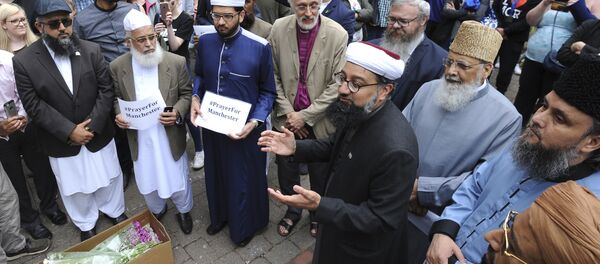 Members of the British Muslim Forum and religious leaders from Christian and Jewish faiths pay their respects at St Ann's square in Manchester, England Sunday May 28, 2017. Members of the British Muslim Forum and religious leaders from Christian and Jewish faiths pay their respects at St Ann's square in Manchester, England Sunday May 28, 2017. - Sputnik International