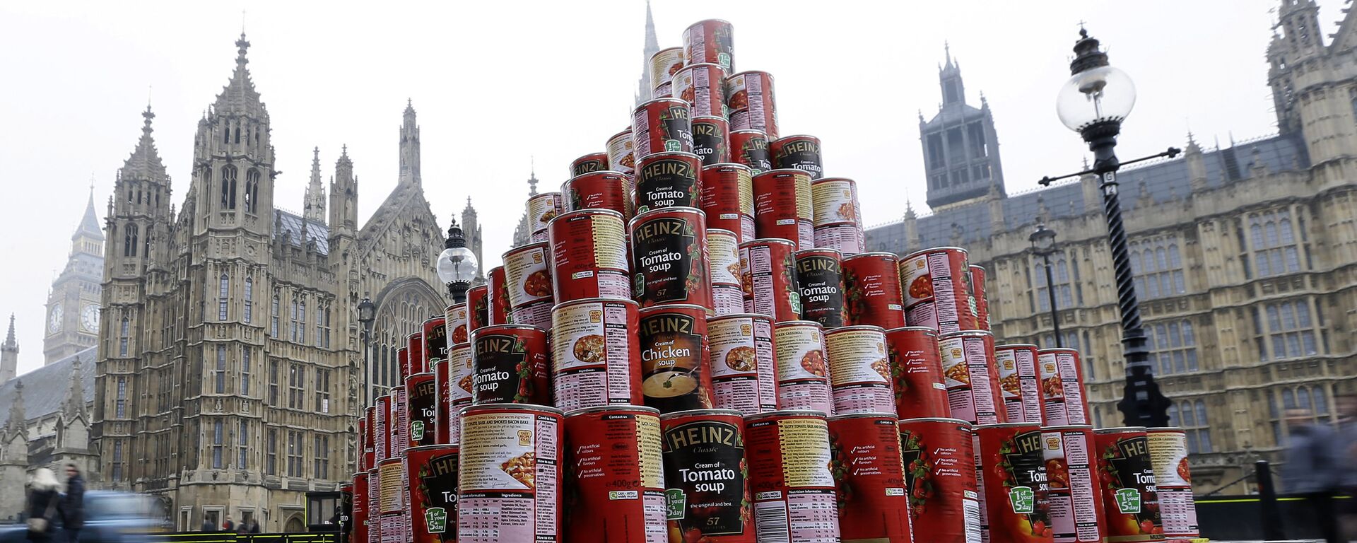 A pyramid of 468 cans of soup during a media event outside the Palace of Westminster to highlight food bank dependency. - Sputnik International, 1920, 31.08.2022