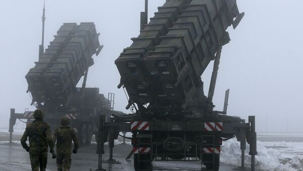 Two soldiers run toward Patriot antimissile systems. File photo - Sputnik International