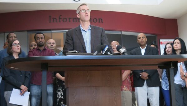 Portland Mayor Ted Wheeler speak at a news conference after a man fatally stabbed two men Friday on a light-rail train when they tried to stop him from yelling anti-Muslim slurs at two young women, one of whom was wearing a hijab, in Portland, Ore., Saturday, May 27, 2017. - Sputnik International