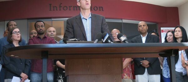 Portland Mayor Ted Wheeler speak at a news conference after a man fatally stabbed two men Friday on a light-rail train when they tried to stop him from yelling anti-Muslim slurs at two young women, one of whom was wearing a hijab, in Portland, Ore., Saturday, May 27, 2017. Portland Mayor Ted Wheeler speak at a news conference after a man fatally stabbed two men Friday on a light-rail train when they tried to stop him from yelling anti-Muslim slurs at two young women, one of whom was wearing a hijab, in Portland, Ore., Saturday, May 27, 2017. - Sputnik International
