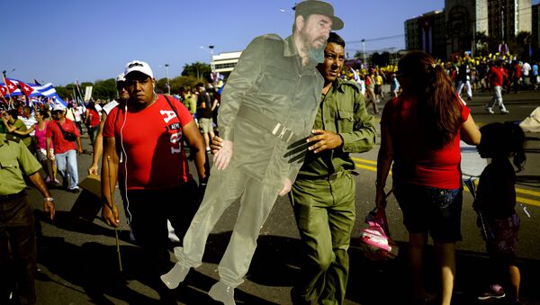 A soldier carries a life-size cut out of Cuba's late leader Fidel Castro during the May Day parade at Revolution Square in Havana, Cuba, Monday, May 1, 2017. - Sputnik International