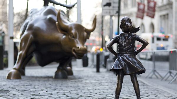 Charging Bull and Fearless Girl statues on Lower Broadway in New York City - Sputnik International