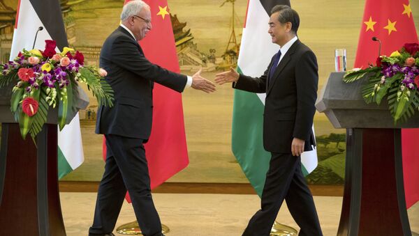 Palestinian Foreign Minister Riyad Al-Maliki, left, and Chinese Foreign Minister Wang Yi reach to shake hands at the end of their joint press conference at the Ministry of Foreign Affairs in Beijing, Thursday, April 13, 2017. - Sputnik International