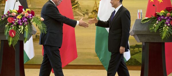 Palestinian Foreign Minister Riyad Al-Maliki, left, and Chinese Foreign Minister Wang Yi reach to shake hands at the end of their joint press conference at the Ministry of Foreign Affairs in Beijing, Thursday, April 13, 2017. - Sputnik International