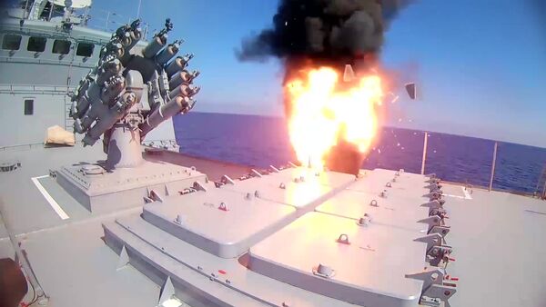 Russian frigate Admiral Essen launches Kalibr cruise missiles at ISIS facilities (the Islamic State international terrorist organization banned in Russia) near Palmyra - Sputnik International