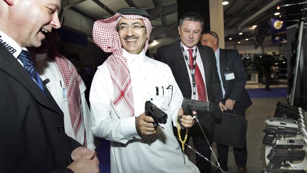 Mahmoud Al-Gahtani of Saudi Arabia, center, inspects guns during the opening of the Special Operations Forces Exhibition and Conference (SOFEX) held at the King Abdullah I airbase located near Amman in Jordan - Sputnik International