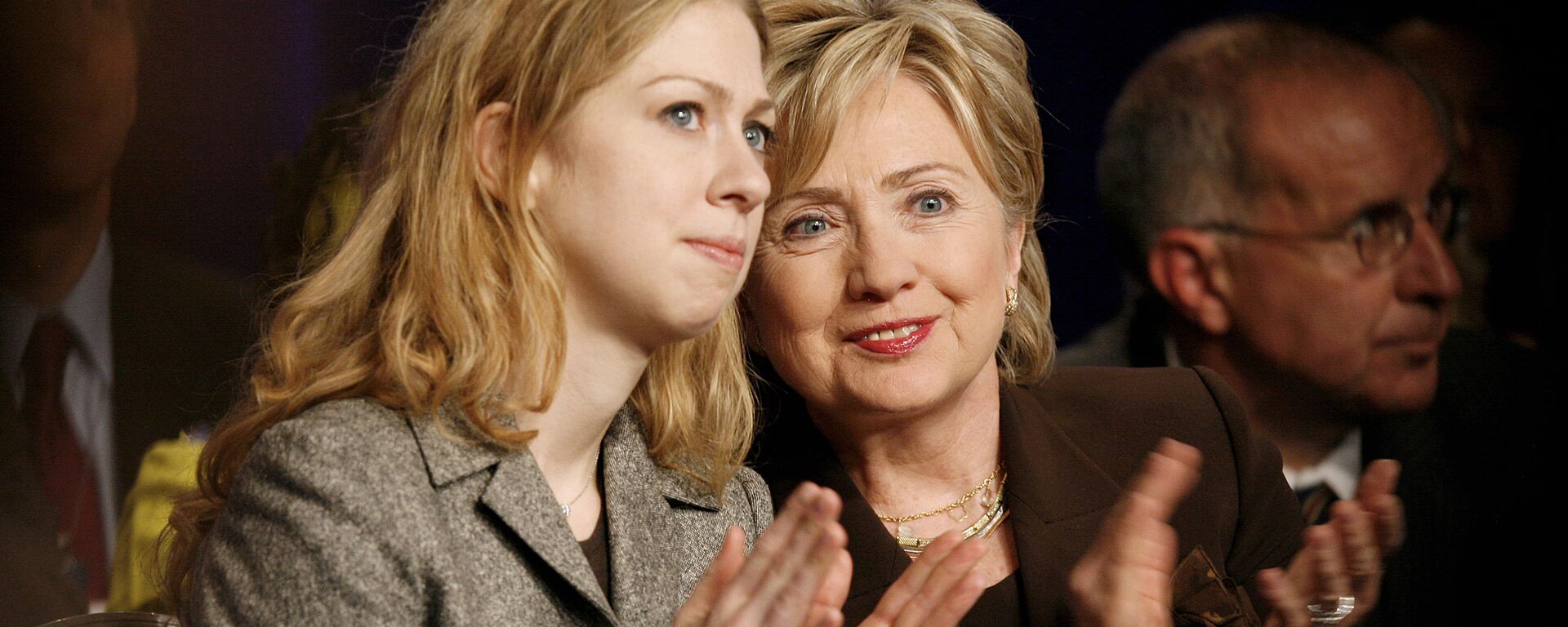 Chelsea Clinton, left, and her mother, former Democratic presidential candidate Hillary Clinton. (File ) - Sputnik International, 1920, 12.02.2020