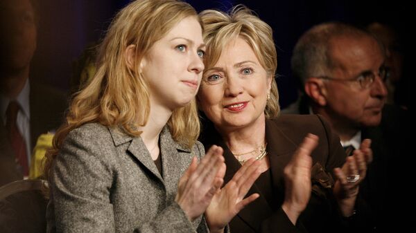 Chelsea Clinton, left, and her mother, former Democratic presidential candidate Hillary Clinton. (File ) - Sputnik International