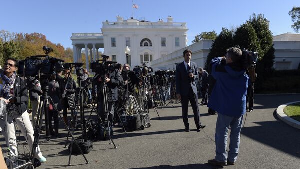 Journalists wait outside the West Wing of the White House in Washington - Sputnik International