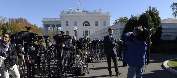 Journalists wait outside the West Wing of the White House in Washington Journalists wait outside the West Wing of the White House in Washington - Sputnik International