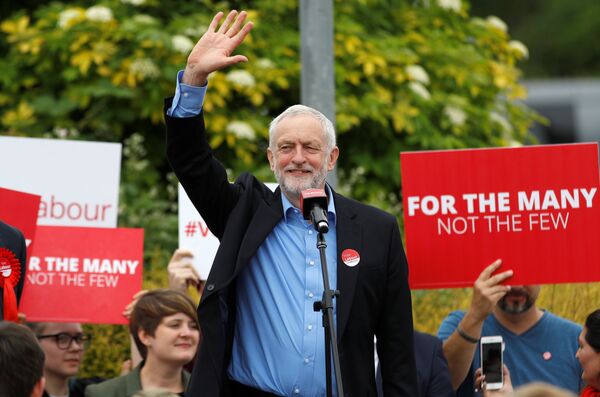 Jeremy Corbyn, leader of Britain's opposition Labour Party, waves at a campaign event in Reading, May 31, 2017. Jeremy Corbyn, leader of Britain's opposition Labour Party, waves at a campaign event in Reading, May 31, 2017. - Sputnik International